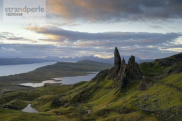 Sonnenaufgang  Felsnadel Old Man of Storr  Trotternish  Highlands  Isle of Skye  Innere Hebriden  Schottland  Großbritannien  Europa