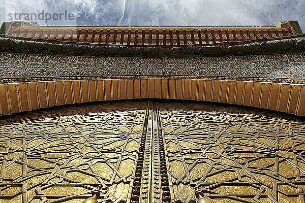 Tür aus Messing  Eingangstor zum Königspalast Dar el Makhzen  glänzende Ornamente  Arabeske  Detail  Blick nach oben  Neustadt  Fès  Marokko  Afrika