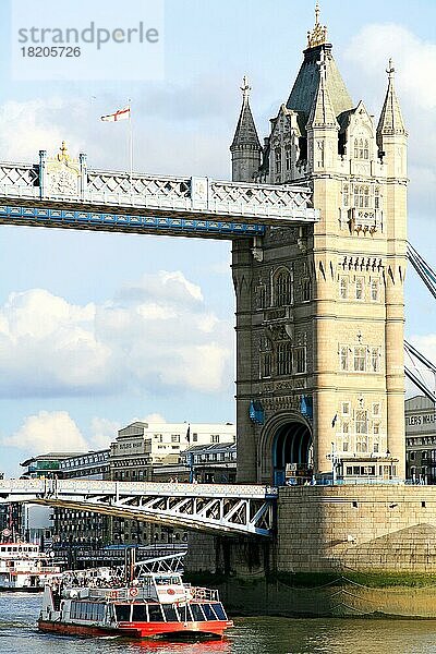 Schiffsverkehr  Tower Bridge  London  England  Großbritannien  Europa