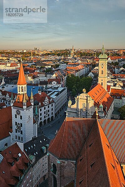 Luftaufnahme von München  Marienplatz und Altes Rathaus von der Peterskirche aus bei Sonnenuntergang. München  Deutschland  Europa