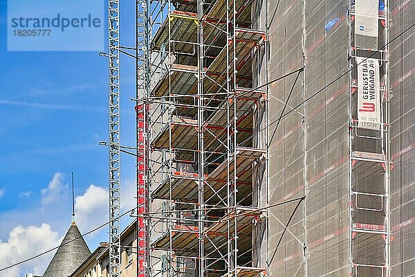 Teil der Baustelle mit Gerüst an der Fassade des Hochhauses während der Renovierung  Karlsruhe  Deutschland  Europa