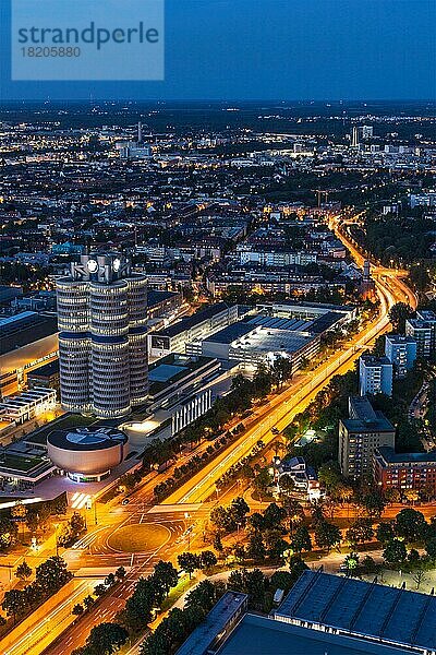 MÜNCHEN  DEUTSCHLAND  11. MAI: Luftaufnahme von BMW Museum & BWM Welt & Werk vom Olympiaturm am Abend des 11. Mai 2012 in München  Bayern  Deutschland. BMW ist ein berühmter deutscher Luxusautohersteller