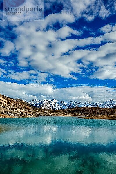 Die Berge des Himalaya spiegeln sich im Bergsee Dhankar Lake. Spiti-Tal  Himachal Pradesh  Indien  Asien