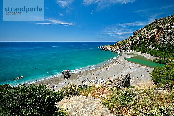 Blick auf den Strand von Preveli auf der Insel Kreta mit entspannten Menschen und dem Mittelmeer. Insel Kreta  Griechenland  Europa