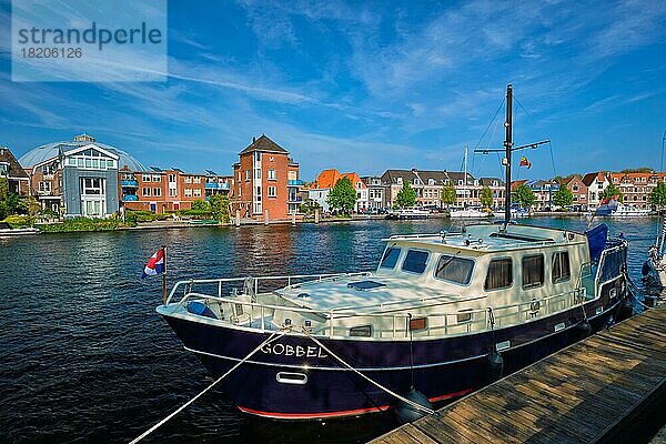 HAARLEM  NIEDERLANDE  6. MAI 2018: Fluss Spaarne mit einem am Kai festgemachten Boot in Haarlem  Niederlande  Europa