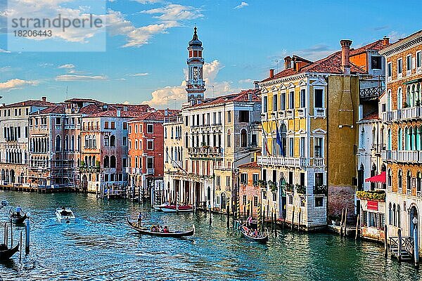 VENEDIG  ITALIEN  27. JUNI 2018: Canal Grande mit Booten und Gondeln bei Sonnenuntergang  Venedig  Italien  Europa