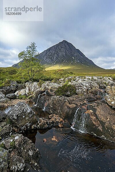 Wasserfälle vor Bergkette Buachaille Etive Mor  Glen Coe  Schottland  Großbritannien  Europa