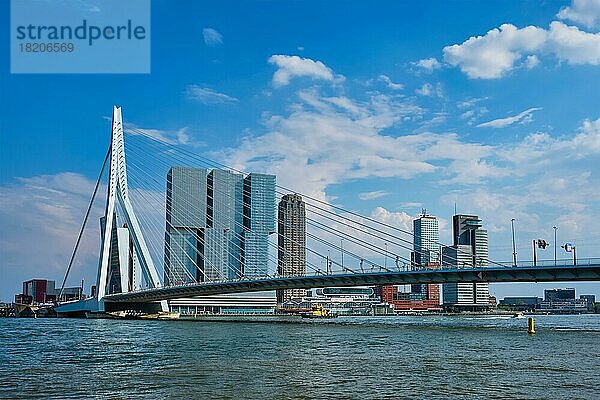 ROTTERDAM  NIEDERLANDE  11. MAI 2017: Blick auf Rotterdam Stadtbild mit Erasmusbrug Brücke über Nieuwe Maas und moderne Architektur Wolkenkratzer
