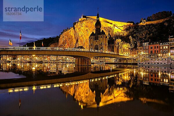 Nächtliche Ansicht der Stadt Dinant  der Stiftskirche Notre Dame de Dinant über der Maas und der Brücke Pont Charles de Gaulle sowie der Zitadelle von Dinant im Abendlicht. Dinant  Belgien  Europa