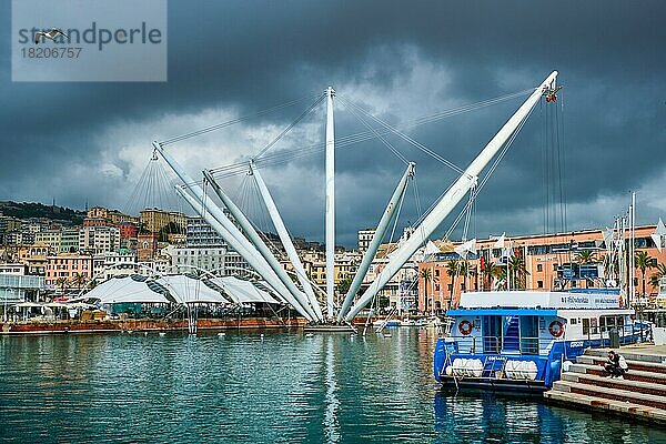Hafen von Genua (Genova) Alter Hafen Porto Antico mit Yachten und Booten bei stürmischem Himmel. Genua  Genua  Italien  Europa