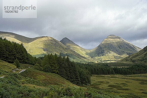 Typische Landschaft am River Etive  Glen Coe  Schottland  Großbritannien  Europa