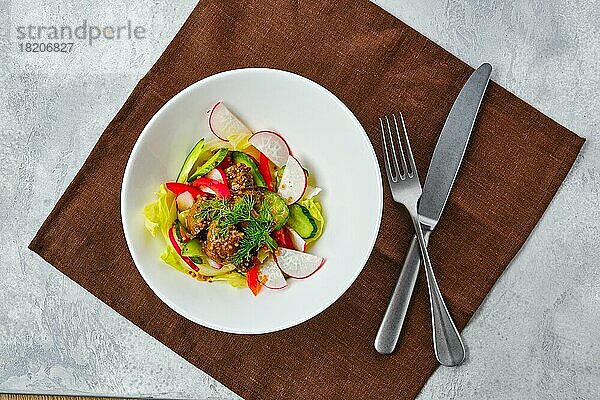 Draufsicht auf Salat mit Rinderleber  Rettich  Gurke  Tomate und kreolischem Senf