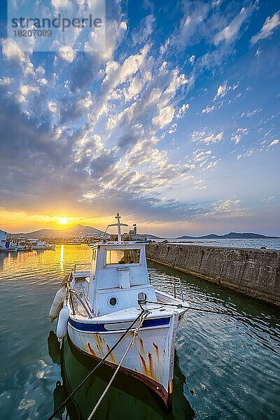 Altes Fischerboot im Hafen von Naousa bei Sonnenuntergang. Insel Paros  Griechenland  Europa