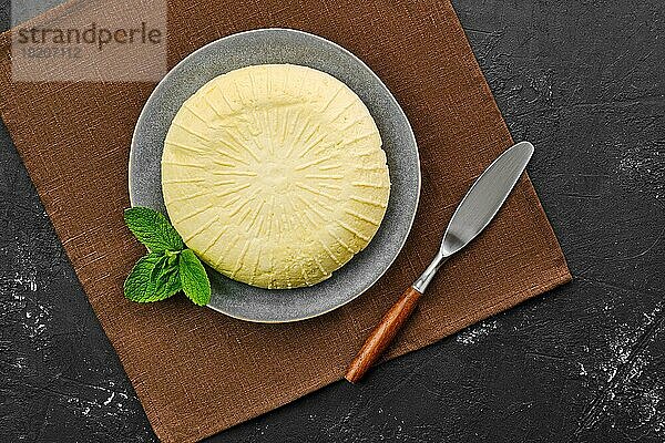 Draufsicht auf den Adyghe-Käse auf dem Teller