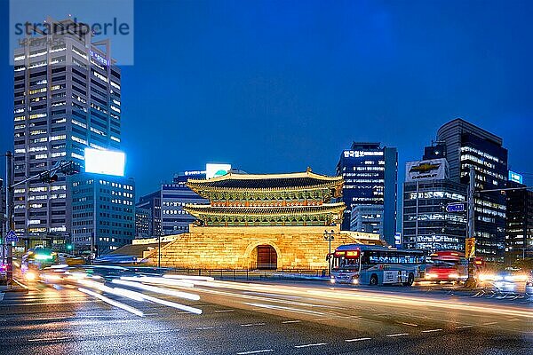 Namdaemun Gate Sungnyemun bei Nacht mit Stadtverkehr  Seoul  Seoul  Südkorea  Asien