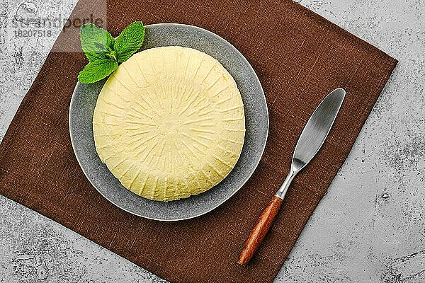 Draufsicht auf den Adyghe-Käse auf dem Teller