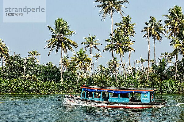 KERALA  INDIEN  5. MAI 2010: Nicht identifizierte indische Menschen in einem kleinen Boot in den Backwaters. Die Backwaters in Kerala sind sowohl eine wichtige Touristenattraktion als auch ein wesentlicher Bestandteil des Lebens der Einheimischen in Kerala