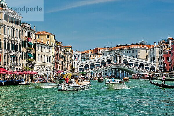 VENEDIG  ITALIEN  19. JULI 2019: Rialtobrücke mit Booten und Gondeln  die unter dem Canal Grande hindurchfahren  Venedig  Italien  Europa