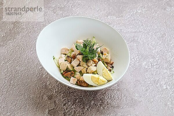 Salat mit Hähnchen  Gurken  Champignons und Eiern