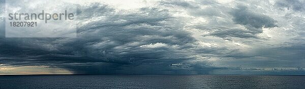 Dramatischer Himmel und Wolken während eines Sturms über dem Mittelmeer  Valencia  Spanien  Europa