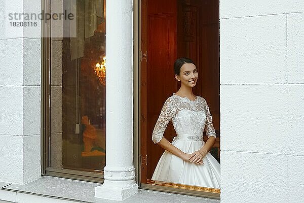 Weichzeichner Porträt der schönen Braut Blick aus dem Fenster