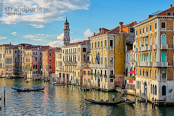 VENEDIG  ITALIEN  27. JUNI 2018: Canal Grande mit Booten und Gondeln bei Sonnenuntergang  Venedig  Italien  Europa