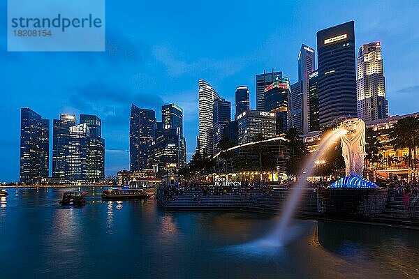 SINGAPUR  1. JANUAR 2014: Nachtansicht des Singapur-Merlion an der Marina Bay vor der Skyline von Singapur. Der Merlion ist eine bekannte touristische Ikone  Maskottchen und nationale Personifikation von Singapur