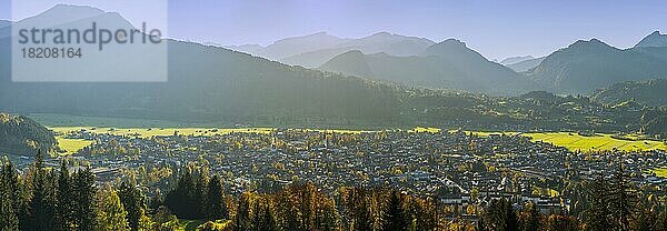 Herbst in Oberstdorf  Oberallgäu  Bayern  Deutschland  dahinter Hoher Ifen  2230m  Gottesackerplateau  Toreck  2017m  Kleinwalsertal  Vorarlberg  Allgäuer Alpen  Österreich  Europa