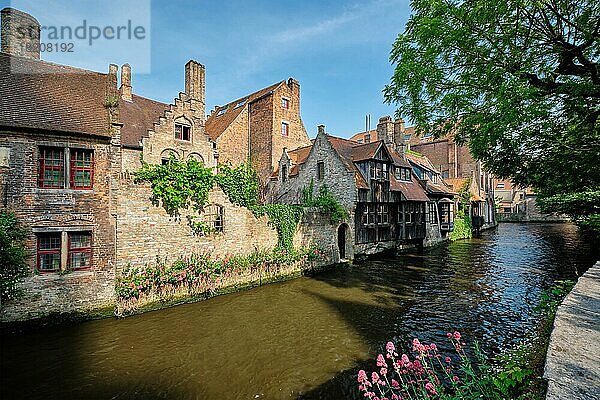 Kanal zwischen alten Häusern der berühmten flämischen mittelalterlichen Stadt Brügge. Brügge  Belgien  Europa