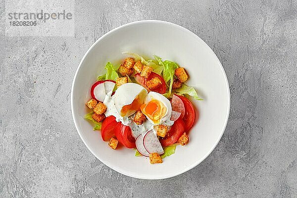 Draufsicht auf Salat mit frischen Tomaten  Radieschen  gekochtem Ei und Crouton