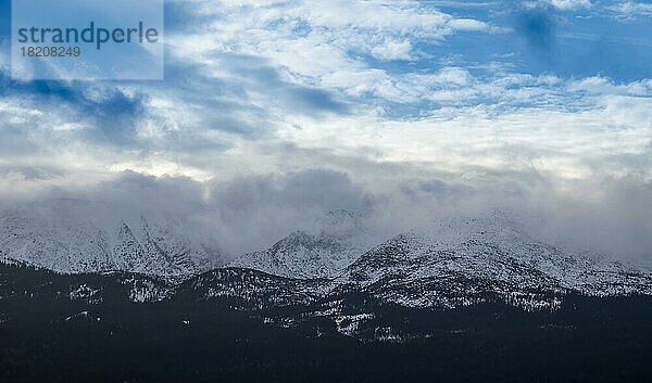 Schöne Aussicht auf die Berge