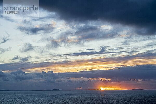 Dramatischer Sonnenuntergang am Meer  Isle of Skye  Innere Hebriden  Schottland  Großbritannien  Europa