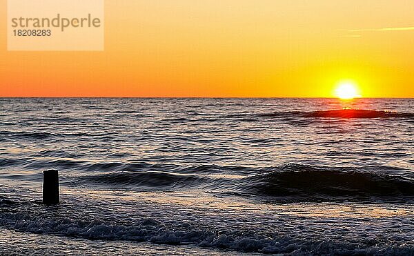 Blick auf das Meer und den Sonnenuntergang