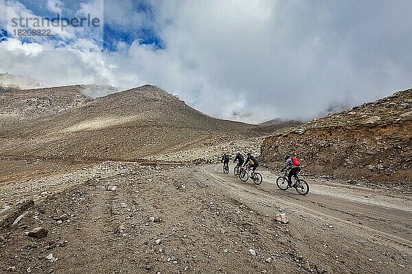 KARDUNG LA PASS  INDIEN  5. SEPTEMBER 2011: Radtouristen im Himalaya auf dem Weg zum Khardung La  dem höchsten befahrbaren Pass der Welt. Der Fahrradtourismus im Himalaya wird weltweit immer beliebter