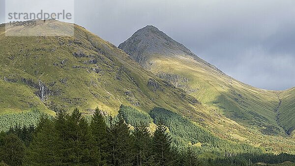 Typische Landschaft am River Etive  Glen Coe  Schottland  Großbritannien  Europa