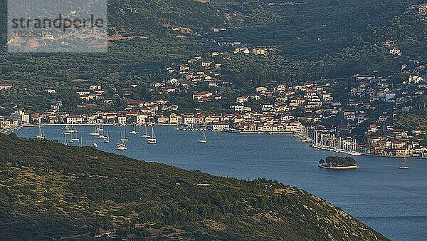Hauptort  Vathi  Inselchen Lazareto  Segelboote  begrünte Hügel  Insel Ithaka  Ionische Inseln  Griechenland  Europa