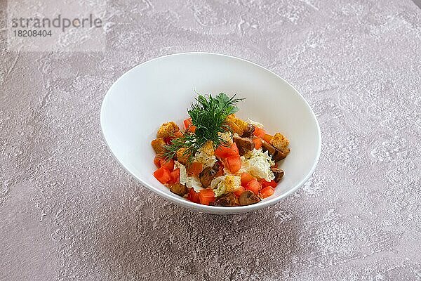 Vegetarischer Salat mit Champignons  Kraut  Tomaten und Croutons