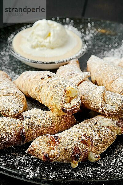 Nahaufnahme von Mini-Croissant mit Banane und Birne mit Eiscreme