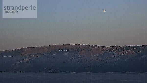 Blick nach Kefalonia  Meerenge  Vollmond  Hauptort  Vathi  Insel Ithaka  Ionische Inseln  Griechenland  Europa