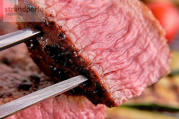 Makrofoto mit geringer Schärfentiefe von einem Teil eines gegrillten Rindersteaks