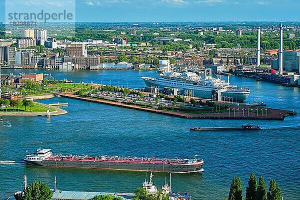 ROTTERDAM  NIEDERLANDE  14. MAI 2017: Blick auf Rotterdam Stadt mit SS Rotterdam ehemaligen Ozeandampfer und Kreuzfahrtschiff jetzt Hotel in Nieuwe Maas Fluss von Euromast
