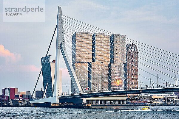 ROTTERDAM  NIEDERLANDE  25. MAI 2018: Rotterdamer Stadtbild und Erasmusbrücke über die Nieuwe Maas bei Sonnenuntergang. Rotterdam  Niederlande  Europa