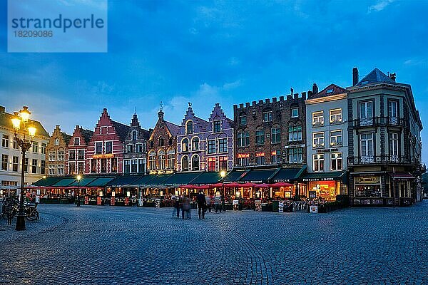 Brügge Grote Markt Platz berühmter touristischer Ort mit vielen Cafés und Restaurants in der Abenddämmerung  Brügge  Belgien  Europa