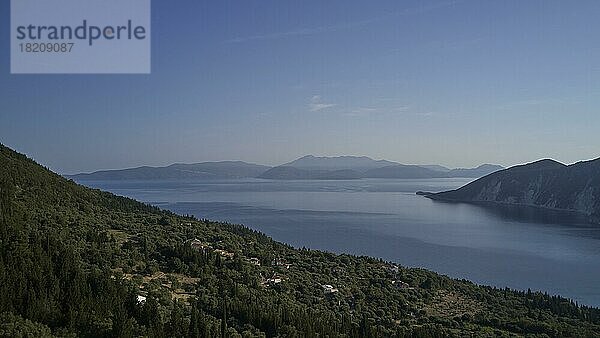 Archäologische Stätte  Schule des Homer  Blick auf Bucht  Blick auf Lefkada  blauer fast wolkenloser Himmel  Insel Ithaka  Ionische Inseln  Griechenland  Europa