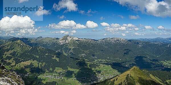 Bergpanorama von der Walser Hammerspitze  2170m  zum Hoher Ifen  2230m  Kleinwalsertal  Vorarlberg  Allgäuer Alpen  Österreich  Europa