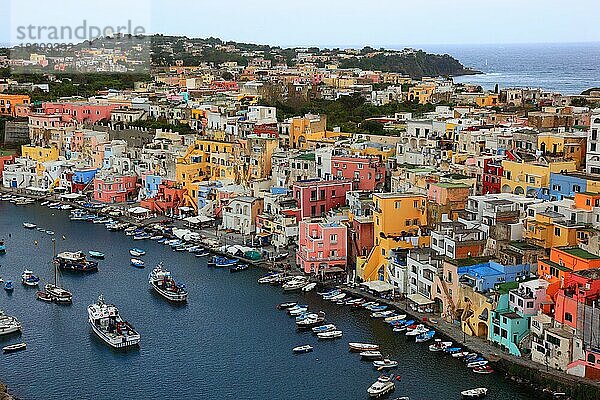 Ortsteil Corricella mit dem Hafen  Insel Procida  Golf von Neapel  Phlegräischen Inseln  Kampanien  Italien  Europa