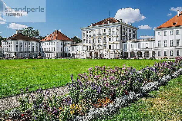 Blumenrabatten auf der Stadtseite von Schloss Nymphenburg  München  Oberbayern  Bayern  Deutschland  Europa