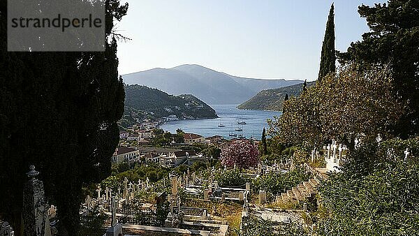 Hauptort  Vathi  Friedhof  Blick auf die Bucht  Bäume  Zypresse  blauer Himmel  Insel Ithaka  Ionische Inseln  Griechenland  Europa