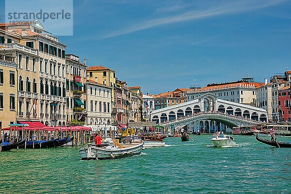 VENEDIG  ITALIEN  19. JULI 2019: Rialtobrücke mit Booten und Gondeln  die unter dem Canal Grande hindurchfahren  Venedig  Italien  Europa