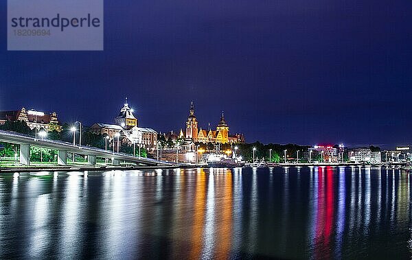 Schöner Blick auf die Stadt bei Nacht  Szczecin  Polen  Europa